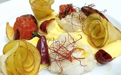 Baccalà in olio cottura su crema di patate e peperoni cruschi