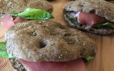 Focaccine ai sette cereali con prosciutto crudo sgrassato e cicoria