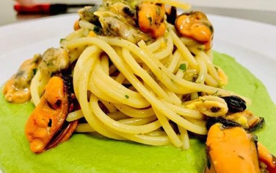Spaghetti con cozze e vongole, al cedro su crema di fave